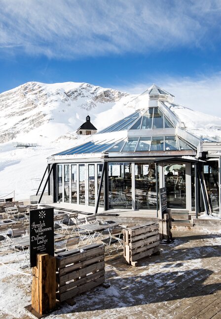 Das Gletscherrestaurant auf Deutschlands höchsten Berg der Zugspitze | © Bayerische Zugspitzbahn / fendstudios.com 